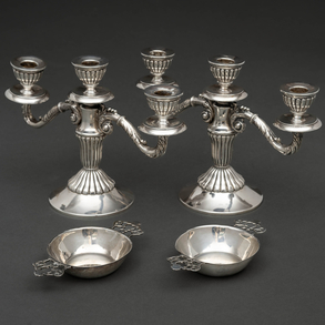 Pareja de candelabros de tres luces y dos catavinos en plata española y  punzonada del siglo XX.