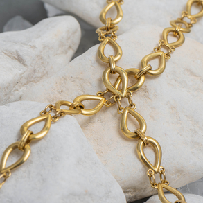 Antique link chain in 18kt yellow gold.
