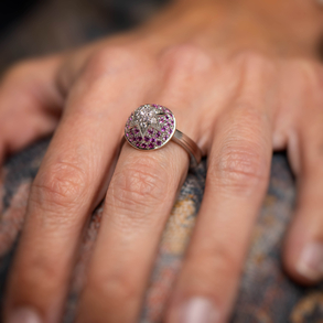 Anillo Jean Paul Gautier en oro blanco de 18 kt con brillantes blancos y rosas.