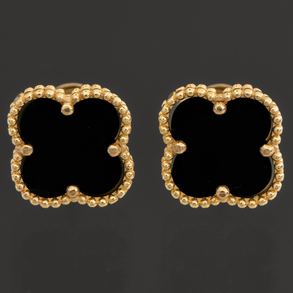 Pareja de pendientes estilo Van Cleef en oro amarillo de 18 kt y ónix negro.