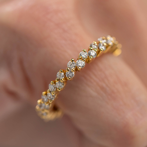 Ring in 18kt yellow gold with double brilliant-cut diamonds.