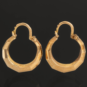 Pareja de pendientes en forma de aro en oro amarillo de 18kt.