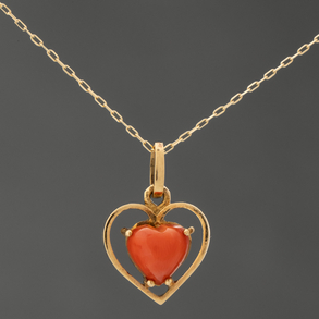 Cadena en oro amarillo y colgante en forma de corazón en oro amarillo de 18kt y coral rojo