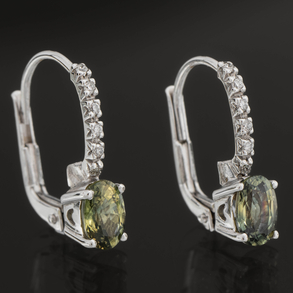 Pair of earrings in 18kt white gold with olivine and diamonds