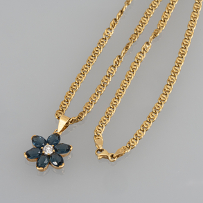 Cadena de eslabones en oro amarillo de 18kt con colgante en forma de flor con cristales azules.