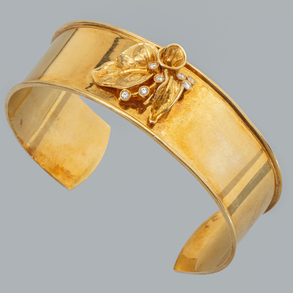 Brazalete ancho en oro amarillo de 18 kt.