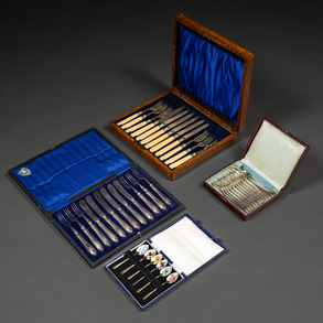 Conjunto de cuatro estuches con cubiertos en metal plateado de finales del siglo XIX-XX.
