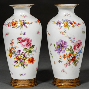 Pareja de jarrones en porcelana francesa. Trabajo Francés del siglo XIX