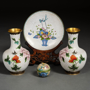 Conjunto de cuatro piezas de esmalte cloisonné . Trabajo Chino, Siglo XX.