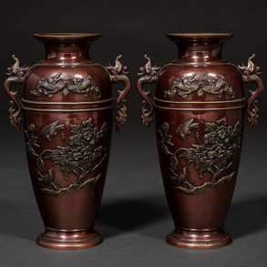 Pareja de jarrones Japoneses en bronce con patina rojiza del siglo XX.