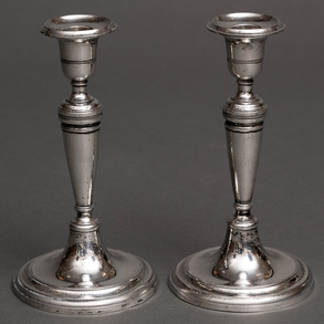 Pareja de candeleros en plata española y punzonada del siglo XIX.