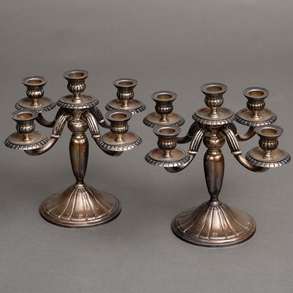 Pareja de candelabros de cinco luces en plata española y punzonada del siglo XX.