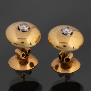 Pareja de pendientes circulares en oro amarillo de 18kt con brillante central de 0,10qt.