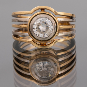 Anillo en oro amarillo y oro blanco de 18kt con brillante central en chatón de 1,25Qt. (Aprox)