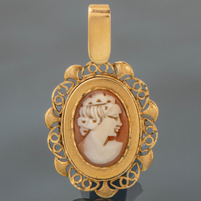Colgante guardapelo en oro amarillo de 18kt con camafeo central en ágata.