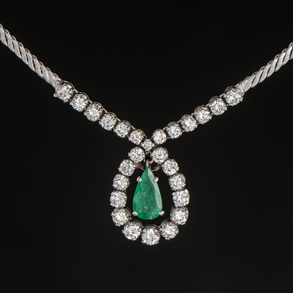 Gargantilla sogueada en oro amarillo de 18kt con colgante de esmeralda talla pera orlada de brillantes.