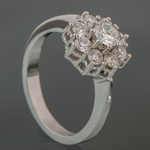 Anillo rosetón en oro blanco de 18kt con brillantes.