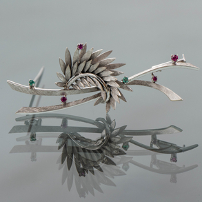 Broche en forma de hoja de espiga en oro blanco de 18kt con rubíes y esmeralda.