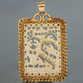 Colgante en hueso orlado con montura en oro amarillo de 18 kt.