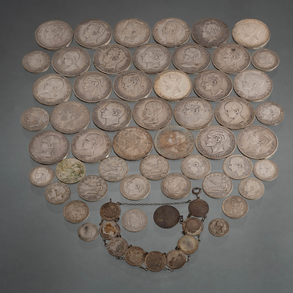 Conjunto de 28 monedas de 5 pesetas de Alfonso XII-XIII, 13 monedas de 2 pesetas de Alfonso XII , nueve monedas de  peseta de Alfonso XIII y pulsera de monedas.