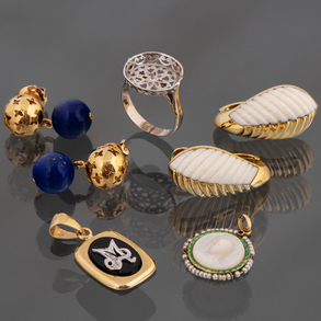 Miscelánea compuesto por dos parejas de pendientes en oro amarillo de 18kt con piedra lapislázuli, colgante con esmalte y medalla con nácar.