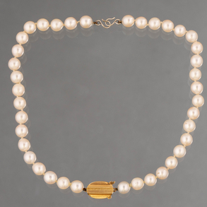 Collar de perlas cultivadas de 0,5 cms con cierre en oro amarillo de 18kt.