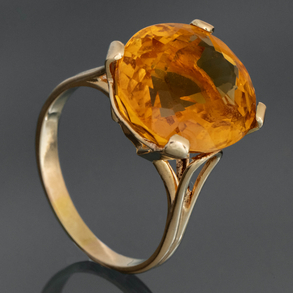 Anillo en oro amarillo de kt con topacio amarillo central.