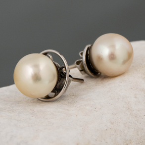 Pareja de pendientes en oro blanco de 18kt con perla cultivada de 1 cm.