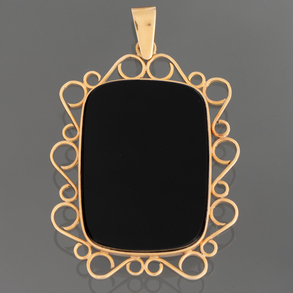 Colgante de piedra de ónix color negro con montura en oro amarillo de 18kt.