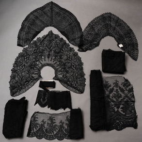 Conjunto de nueve mantillas de encaje en color negro del siglo XX.