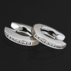 Pareja de pendientes criolla en oro blanco de 18kt con brillantes.