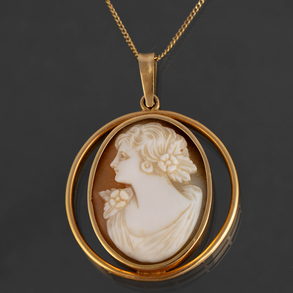 Cadena en oro amarillo de 18kt con colgante de camafeo orlado de oro amarillo de 18 Kt.