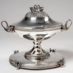 Importante centro de plata estilo Imperio en plata española y punzonada del siglo XX.
