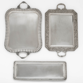 Conjunto de tres bandejas en plata española y punzonada del siglo XX.