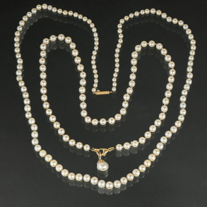 Conjunto de dos collares de perlas cultivadas con cierres en oro amarillo de 18kt.