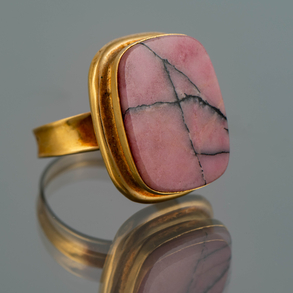 Anillo en oro amarillo de 18kt con piedra de color rosa veteado.