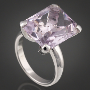 Anillo en oro blanco de 18kt con amatista.