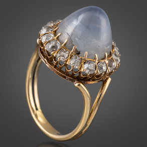 Anillo en oro amarillo de 18kt con piedra lunar orlada de brillantes.