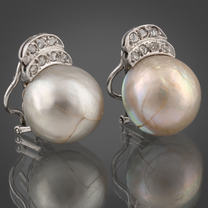 Pareja de pendientes en oro blanco de 18 kt  con perla japonesa.