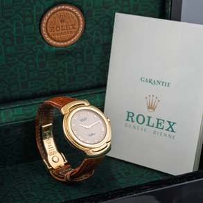 Reloj Rolex Cellini modelo 6623 con caja y hebilla en oro amarillo de 18 kt y correa en piel color marrón.