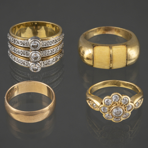 Conjunto de cuatro anillos en oro amarillo de 18 kt.