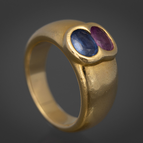 Anillo en oro amarillo de 18kt con piedras de colores.