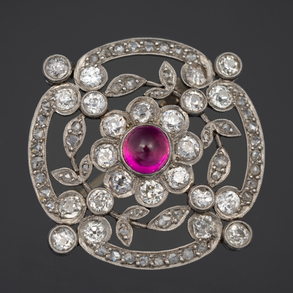 Broche circular en oro blanco con diamantes talla antigua y turmalina de color rojo