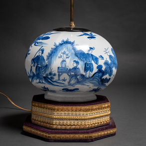 Jarrón en forma de lámpara en porcelana azul y blanca del siglo XX.