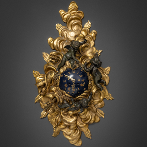 Reloj de pared en forma de nube con pájaros en bronce dorado y ángeles alados en  bronce pavonado del siglo XIX.
