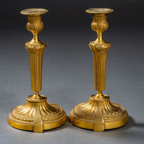 Pareja de candeleros franceses estilo Luís XVI en bronce dorado del siglo XIX.