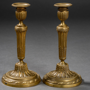 Pareja de candeleros franceses estilo Luís XVI en bronce dorado del siglo XIX.