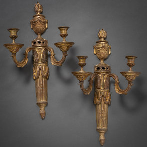 Pareja de apliques de pared de dos luces estilo Imperio en bronce dorado del siglo XIX.