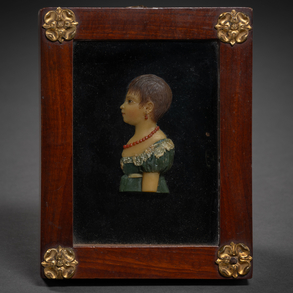 Retrato de niña en cera de diferentes colores de finales del siglo XIX.