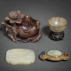 Conjunto de hebilla en bronce dorado con turquesa, venturina y jade, vaso en ágata, relieve en jade verde y flor de loto en piedra dura.